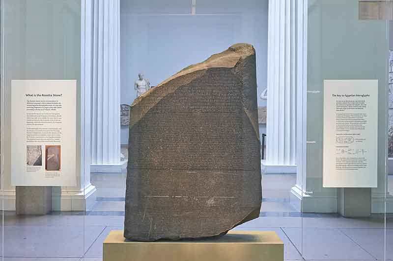 Rosetta Taşı, 1802’den bu yana kesintisiz olarak Londra’daki British Museum’da sergileniyor.
